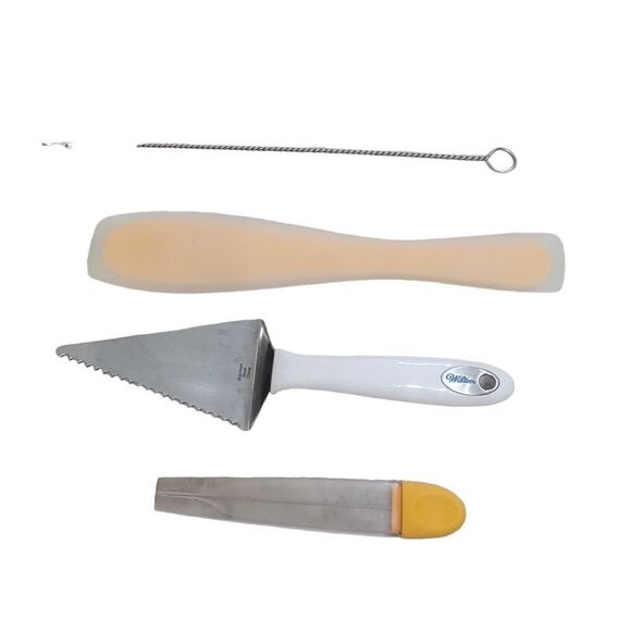 Wilton cake tool set - Picture 3 of 3
